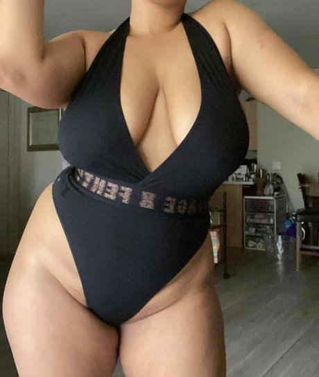 famousaria model hd photos