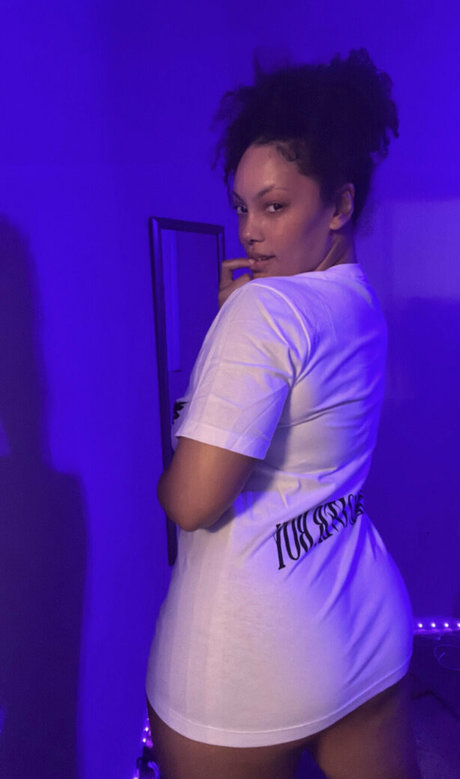 famousaria nude actress pic