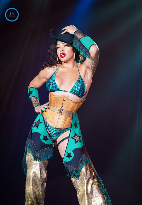 divinedeveraux hot model photo