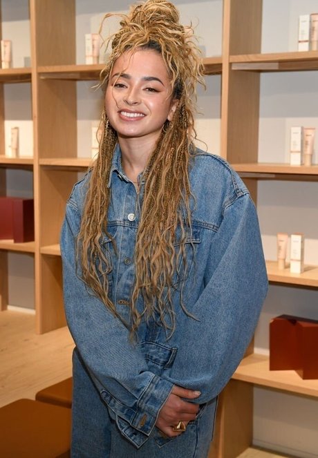 Ella Eyre model hd image