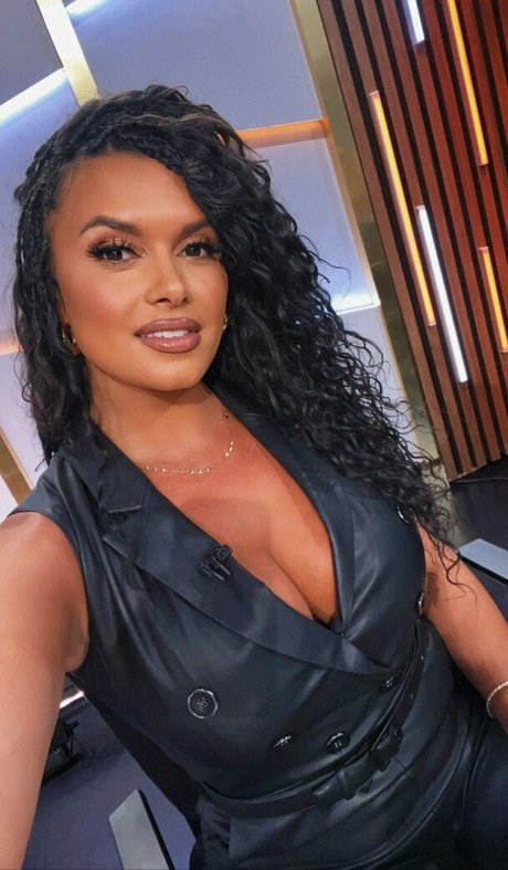 Joy Taylor star beautiful img