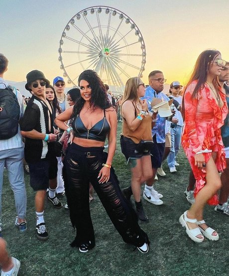 Joy Taylor pretty model pictures