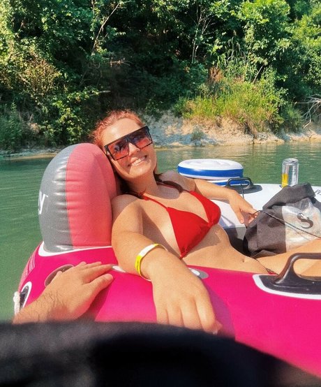 Beth Freeman model naked photo