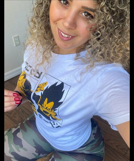 JustYeliz beautiful star pics