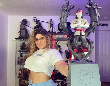 JustYeliz adult model images