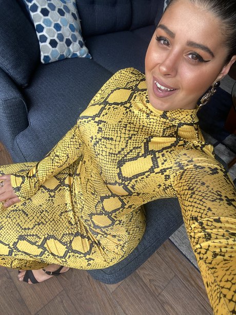 JustYeliz model erotic pic