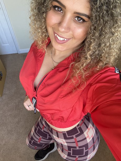 JustYeliz model pretty photos