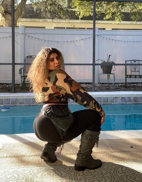 JustYeliz model sexy pictures