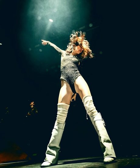 Caroline Polachek adult star pics