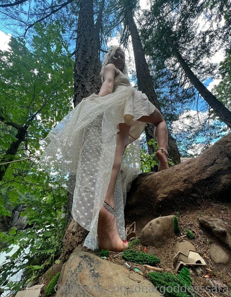 deargoddesssara art actress pics