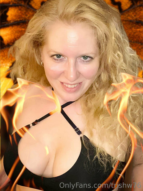 trishw76 model naked picture