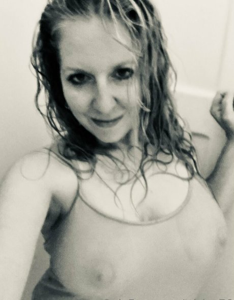 trishw76 adult model image