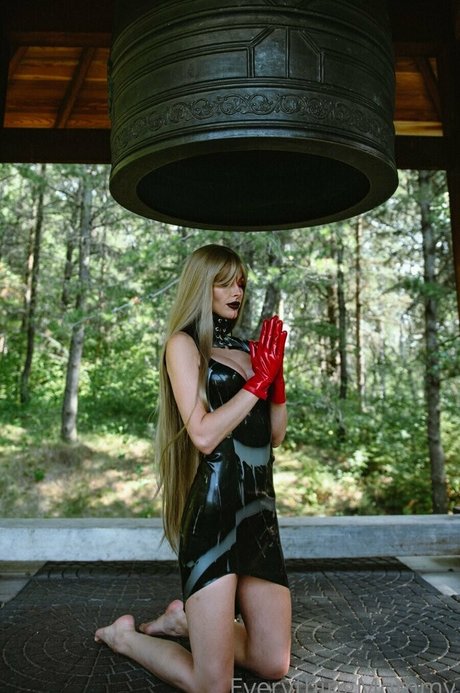 missquartz top actress picture