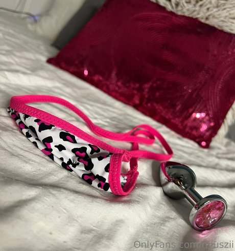 nyuszii model hot images