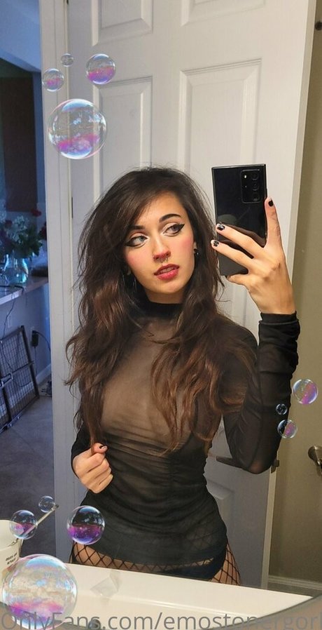 Emostonergorl naked star photos