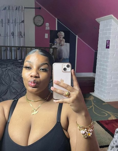 Chenille tv star img