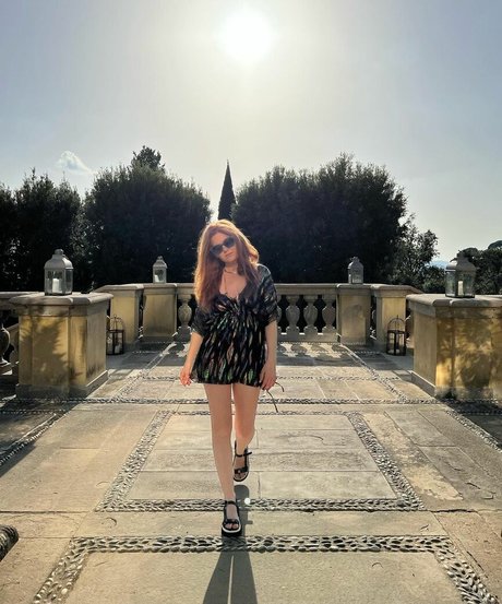 Isla Fisher sexy actress img