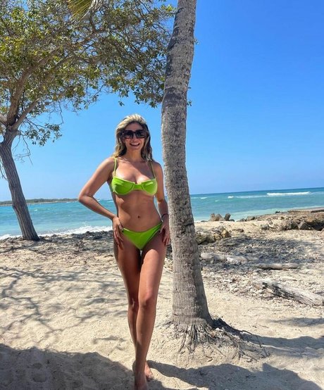 Mabel Moreno model nice image