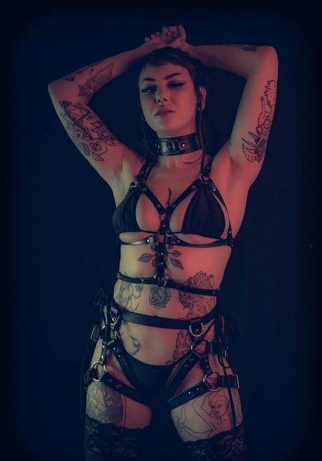 Synthia Valentine star exclusive archive