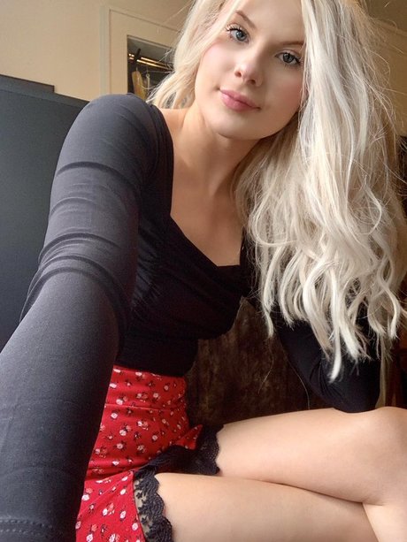 Riley Sinclair top star photo