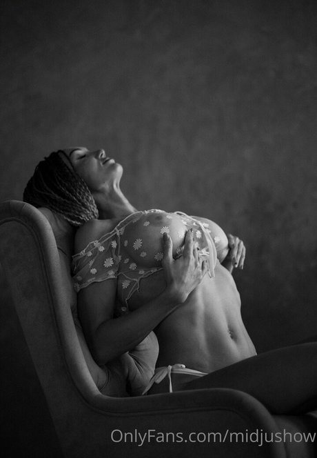 Midjushow naked actress img