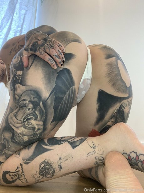 FeralWhiteTrash naked star pic