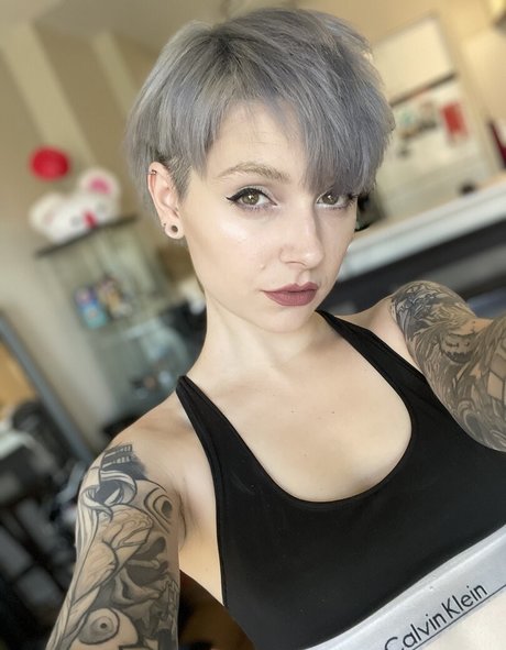 Poisonne model pictures