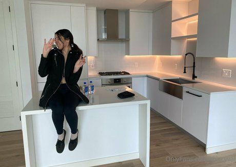 ThiccyVal model hd pic