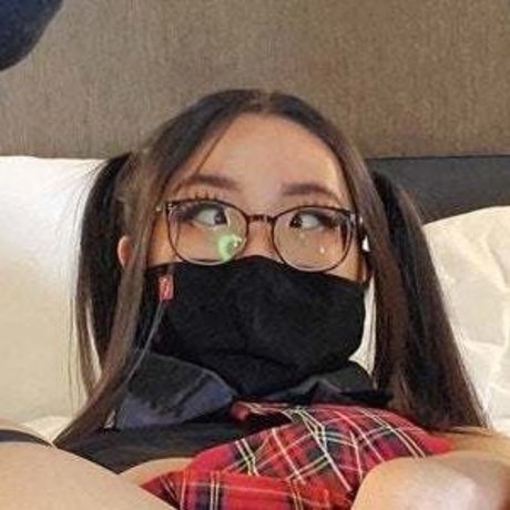 Peachkissxx star naked pics