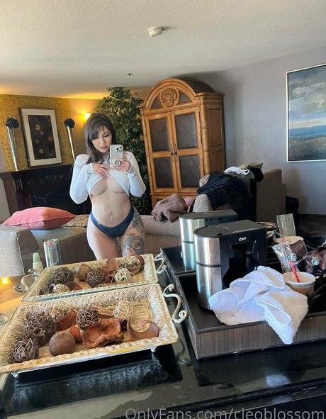 cleoblossom pornstar nude image