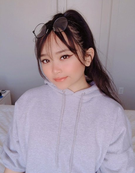 Ambiiyah porn model picture