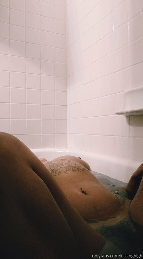 KissingHigh model exclusive photo