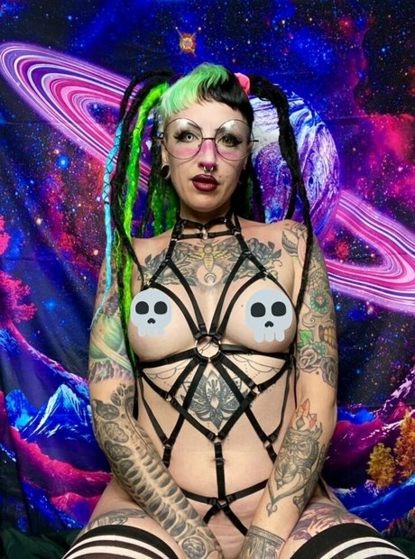 elfspitfree sexy model pic