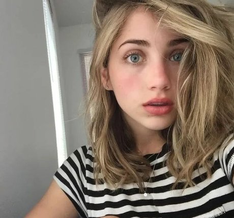 Emily Rudd pornographic model pictures