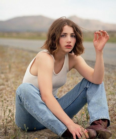 Emily Rudd erotic star pic