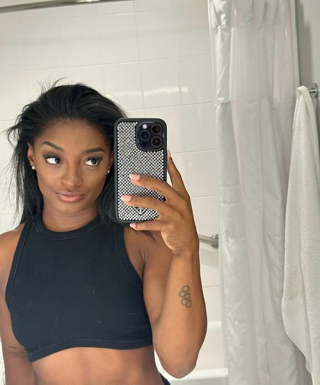 Simone Biles star hot picture