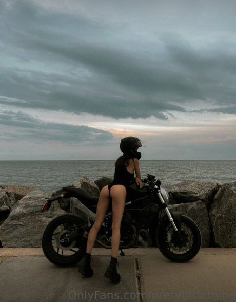 pretylittlething nudes star image