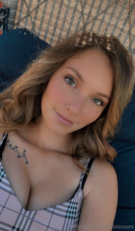 lili blossom star top pic