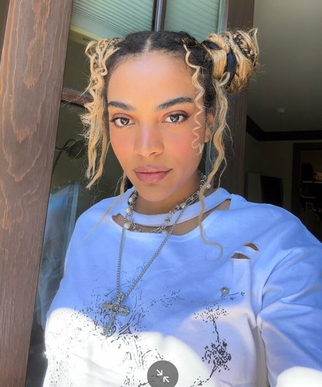 Sydeon model porn pics