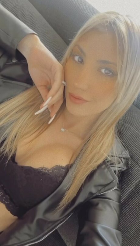 Mile Asquini sexy pornstar img