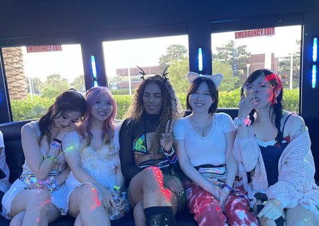 Starsmitten model hot images