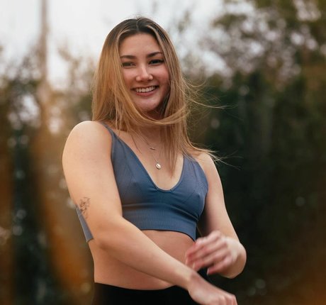 Leoniemontybtw star sexy gallery