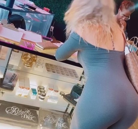 Nikkita Lyons erotic star image