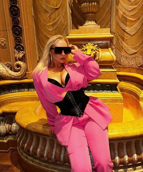 Nikkita Lyons pornstar pretty images