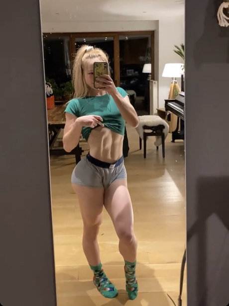 Aline Dessine pornstar nude pic