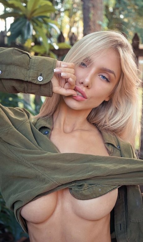 Sara Hardel naked star gallery