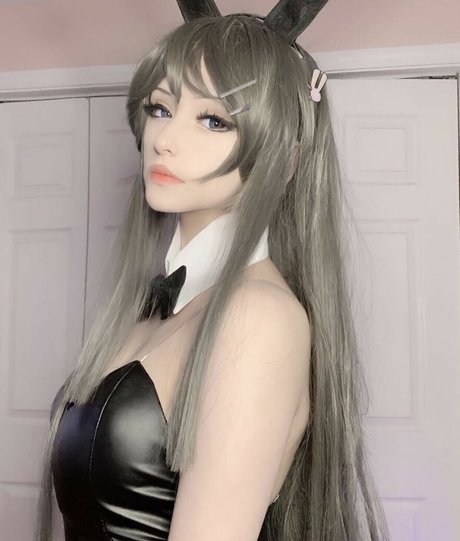 Uzileks model nude image