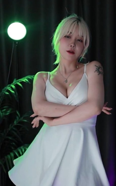 Newna ya sexy actress picture