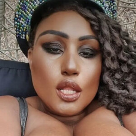 Bustymalone model pretty photos