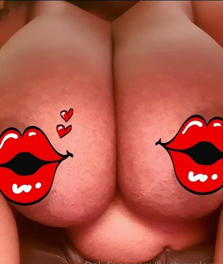 Bustymalone model porn pics